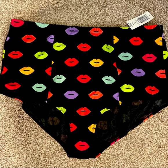 💋NWT TORRID SWIM BOTTOM HIGH WAIST STAPPY LIPS KISS SWIM BRIEF - Plus Size - Picture 1 of 10